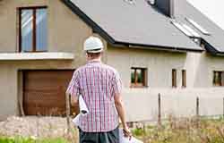 tecnico tasando una vivienda