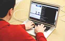 hombre tasando con un portatil